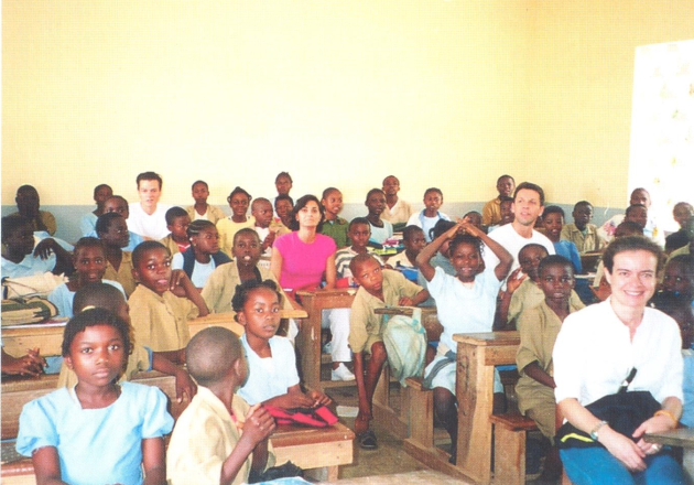 Μέλη της αποστολής του ΛτΕ κατά την επίσκεψή τους σε δημοτικό σχολείο της Μπάφια