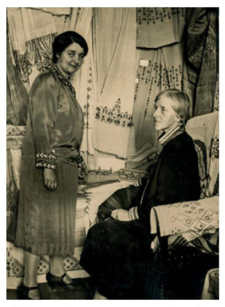 Η Φλωρεντίνη Καλούτση (αριστερά) με τη γλύπτρια Violet Kingsford. Μανόλης Καρτεράκης & Άνη Κοντογιώργη (επιμ.), Τέχνη και Χειροτεχνία: Η «ωφέλιμη» Κρήτη της Φλωρεντίνης Σκουλούδη-Καλούτση (1890-1971), Δημοτική Πινακοθήκη Χανίων, 2019