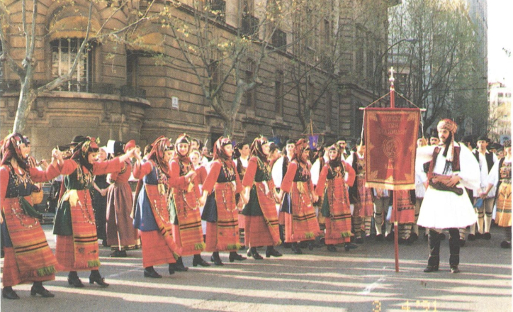 Στιγμιότυπο από την παρέλαση των συγκροτημάτων κατά την έναρξη του Φεστιβάλ