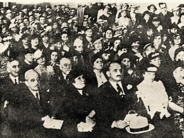 Η Καλλιρρόη Παρρέν παρακολουθεί την προς τιμήν της εκδήλωση στην αίθουσα του Φιλολογικού Συλλόγου «Παρνασσός». Εφημερίδα Ελεύθερη Γνώμη 25/5/1936, ΙΑΛΕ