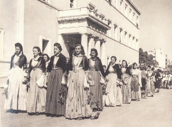 Από τον πρώτο ελεύθερο εορτασμό της εθνικής επετείου της 25ης Μαρτίου 1945. Κορίτσια του Λυκείου μπροστά στη Βουλή. ΙΑΛΕ