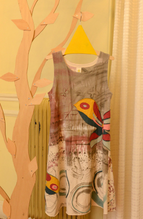 HEEL ATHENS LAB. Μπλούζα-φόρεμα «Εξωτικό Πουλί», 2015. Δημιουργία από 100% οργανικό βαμβάκι που φέρει επίρραπτο εξωτικό πουλί. Από την έκθεση «Φύκια για μεταξωτές κορδέλες. Ο λόγος περί ελληνικών ενδυμάτων και εξαρτημάτων με οικο-λογική και κοινωνική συνείδηση», 2015. Φωτογραφία: Studio Kominis.