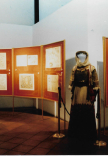 Άποψη της έκθεσης Χαρτών της συλλογής Μαργαρίτσας Κουτσογιαννοπούλου-Σαμούρκα στο Πολιτιστικό Κέντρο του Δήμου Αθηναίων «Μελίνα Μερκούρη», 1999.