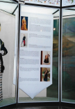 Άποψη της περιοδικής έκθεσης «Γυναικείες ελληνικές τοπικές φορεσιές με αφορμή το φωτογραφικό αρχείο του Αιμίλιου Λέστερ». ΜΕΛΕ 2003.